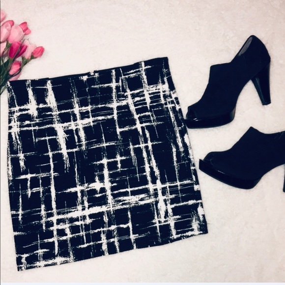 Eight Sixty Dresses & Skirts - Eight Sixty B + W abstract print miniskirt